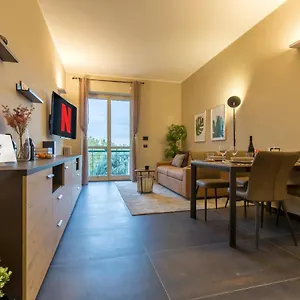 Apartment Modern & Bright 2 Bedroom Flat 50m From M4 Stop, Milan